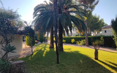 Villa, mediterraanse stijl, in Sierra de Altea Golf, met een prachtige vlakke tuin.